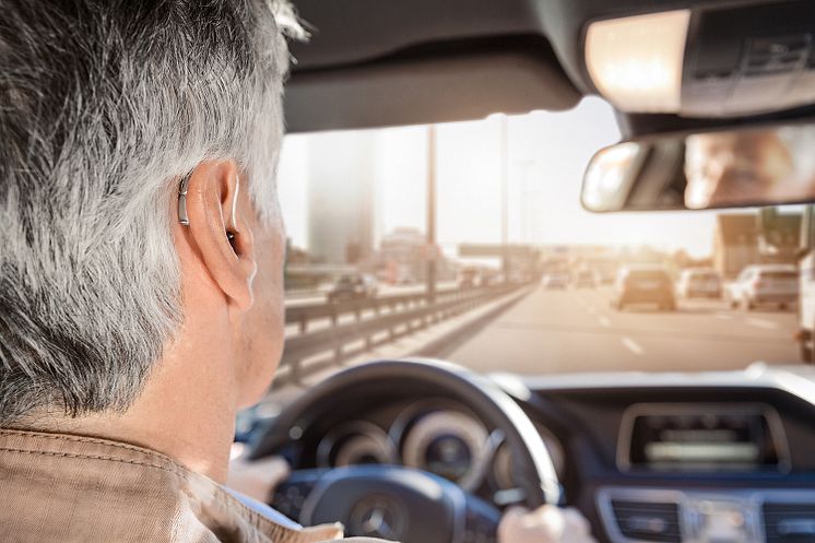 6_Welttag_des_Hoerens_Auto_Verkehr_Stra├ƒe_Hoergeaet_ Mann_close_up.jpg
