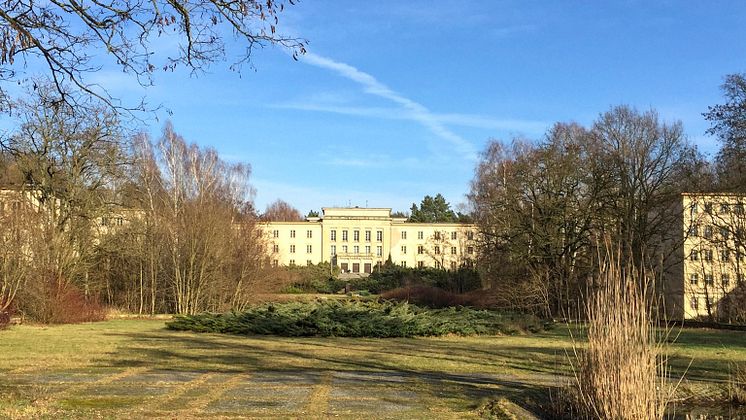 Bogensee 2016 (1) Blick auf das Lektionsgebäude über das Gartenparterre Foto Barz - 1600