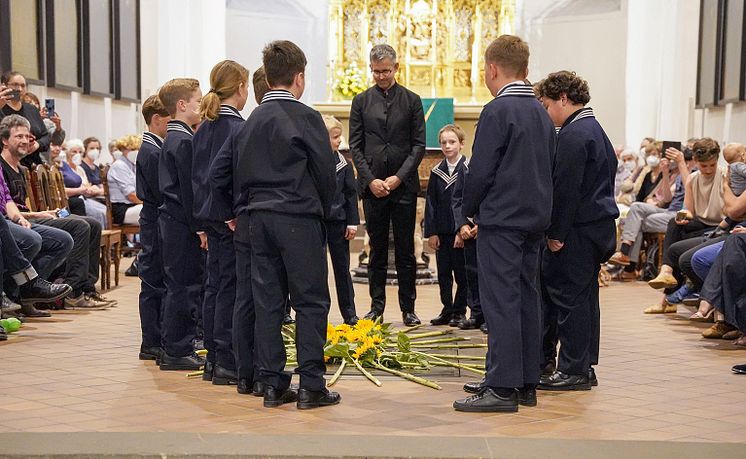 13 neue Thomaner gedenken am Samstag mit Sonnenblumen am Bach-Grab in der Thomaskirche
