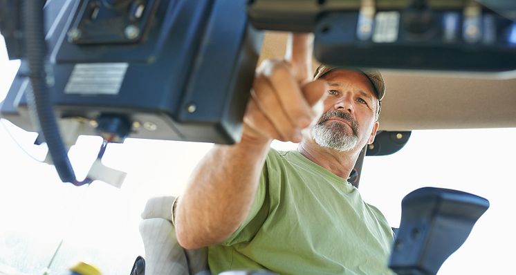 man-i-traktor-iStock-489255170.jpg
