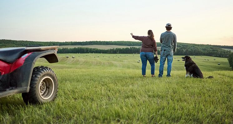 kvinna-man-hund-fyrhjuling-iStock-1434023704.jpg