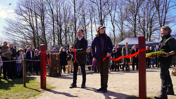 H.M. Dronning Mary  og minister Jeppe Bruus klipper snoren til den nye sti, 6. april_Foto, Naturstyrelsen, 2025.jpg