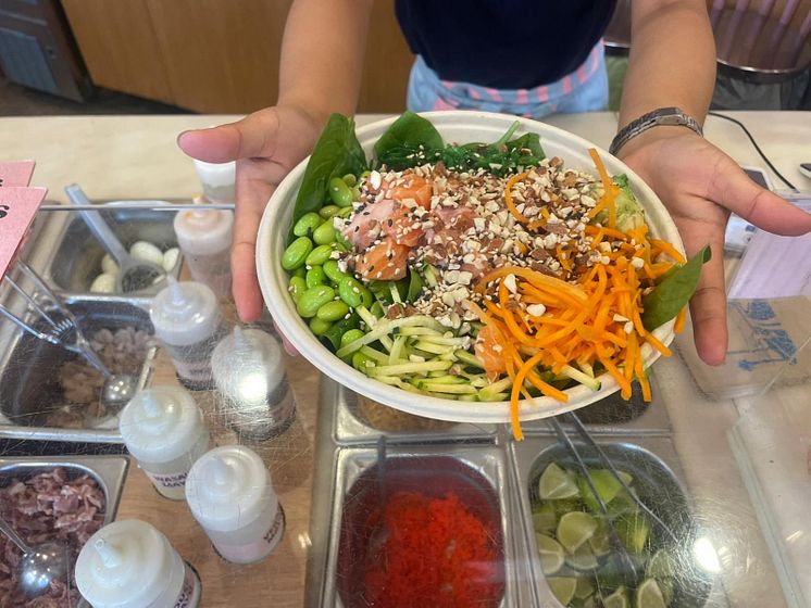 Bildet viser pokebowl som serveres over disk