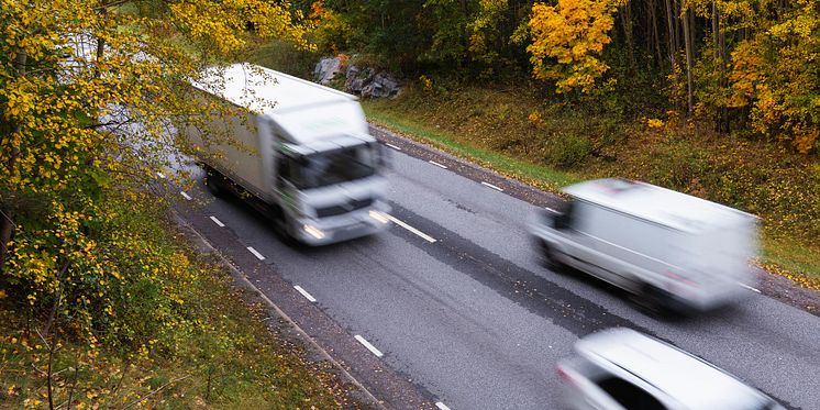Lastbil på höstväg