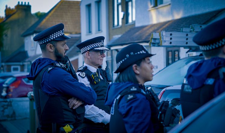 Commissioner Sir Mark Rowley at an early morning arrest in Sutton 001.jpg