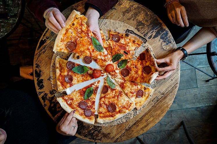 L'Osteria_pizza_teilen-1.jpg