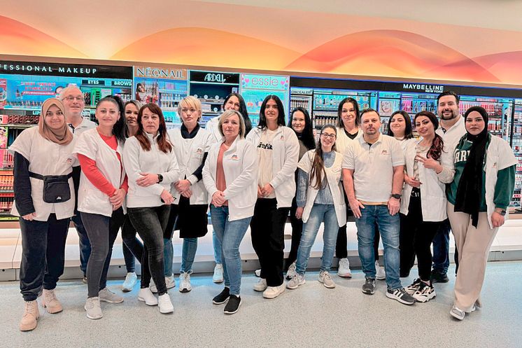 Teamfoto_Dietzenbach_Wiedereröffnung_2025.jpg