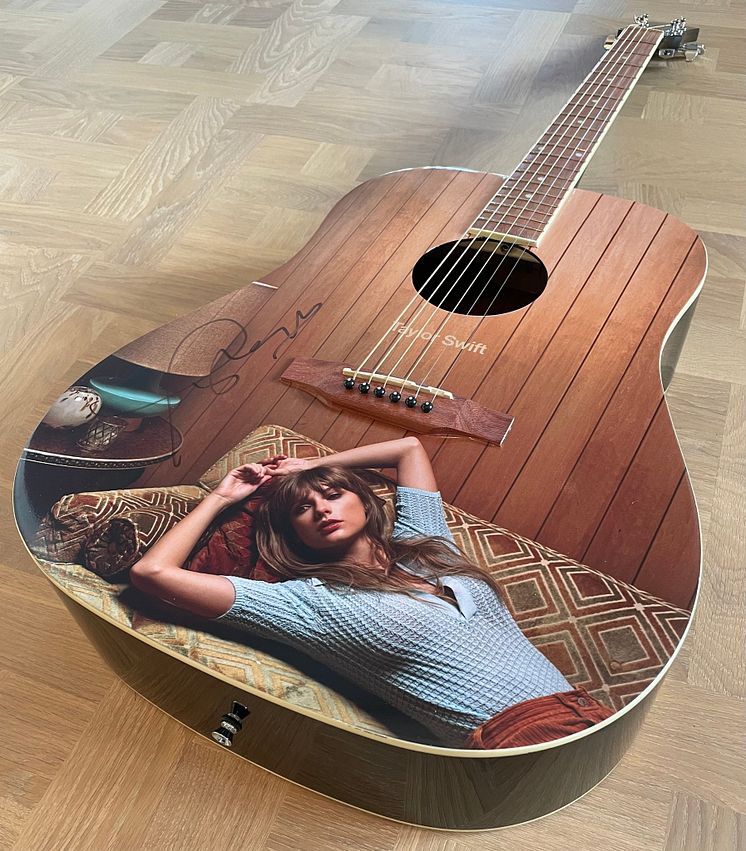 Taylor Swift gitarr 3.jpg