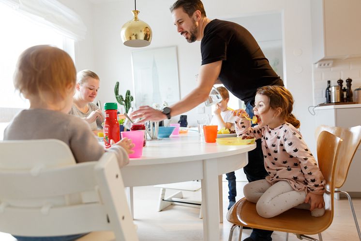 Familjen-vid-middagsbordet.jpg