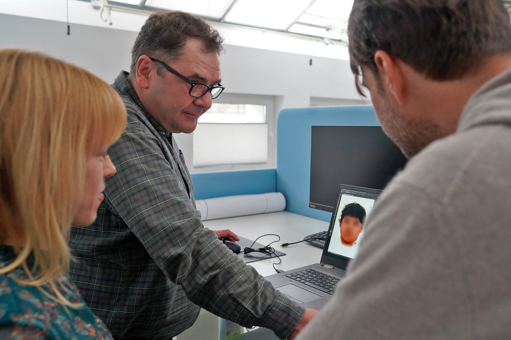 Christin Buley (li.) und Rainer Stollhoff (re.) betrachten, wie Kriminalhauptkommissar Mirko Roscher am Laptop ein Phantombil