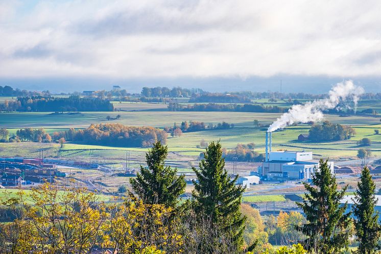 mp33669752-smoking-chimney-on-a-heating-plant-in-an-industrial-area.jpg