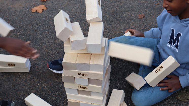 Barn som leker med Piffl superjenga