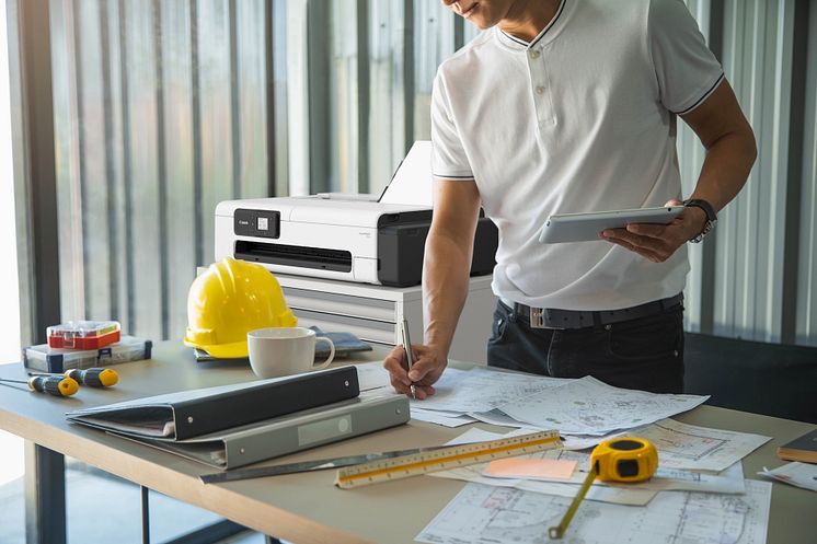 imagePROGRAF TC-21 og TC-21M har utvidede mediehåndteringsmuligheter, et innovativt vippbart betjeningspanel, utskrift med minimal marg og et forbedret miljøvennlig design.