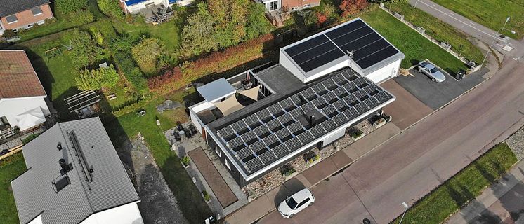 solcellspaneler  på villatak