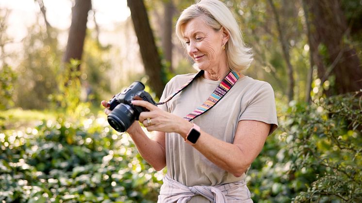 SE-ABBV-woman photographer.jpg
