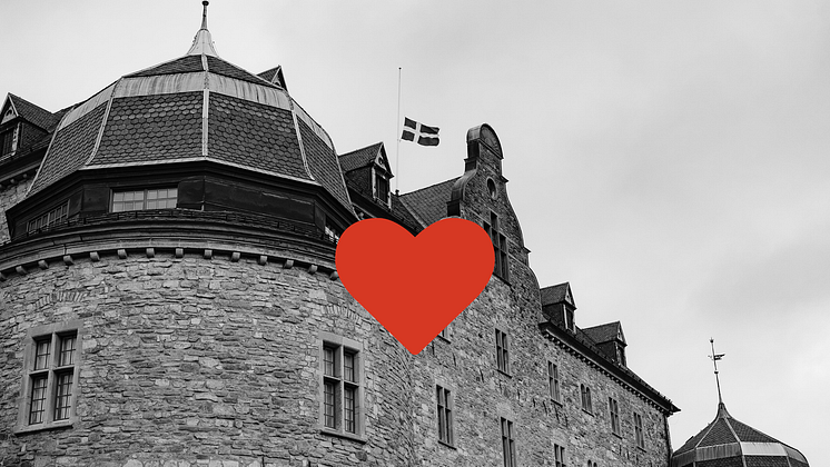 Slottet med hjärta och flagga - liggande.png