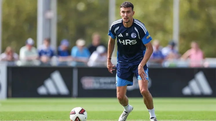 Dejan Ljubičić hat beim Training den Ball vor sich.
