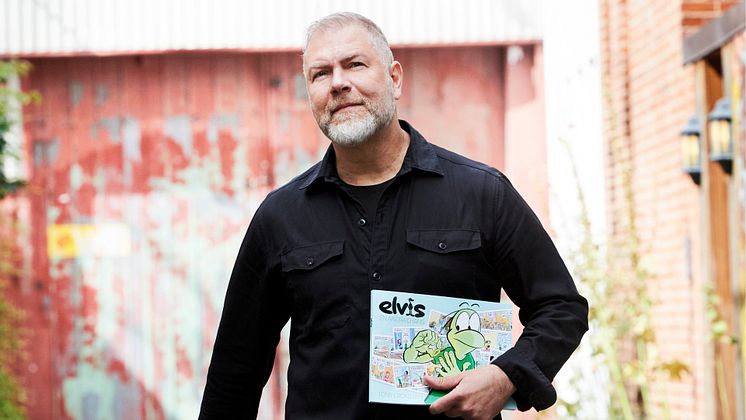 Tony Cronstam med boken Elvis en andra chans