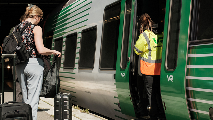 En resenär är på väg ombord på VR:s snabbtåg till Göteborg.