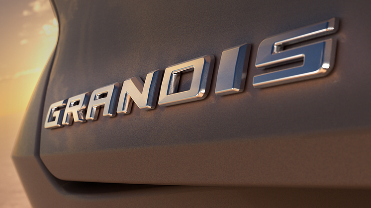New_Mitsubishi_Grandis_Teaser_002.png