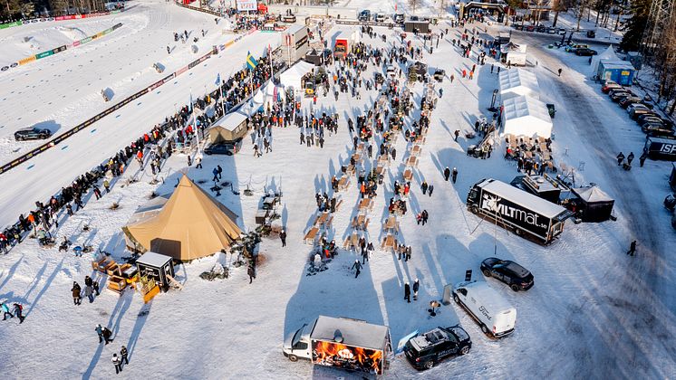Drönarbild över Billingen Skövde från arenaområdet på Billingen under SM-veckan vinter 2023.