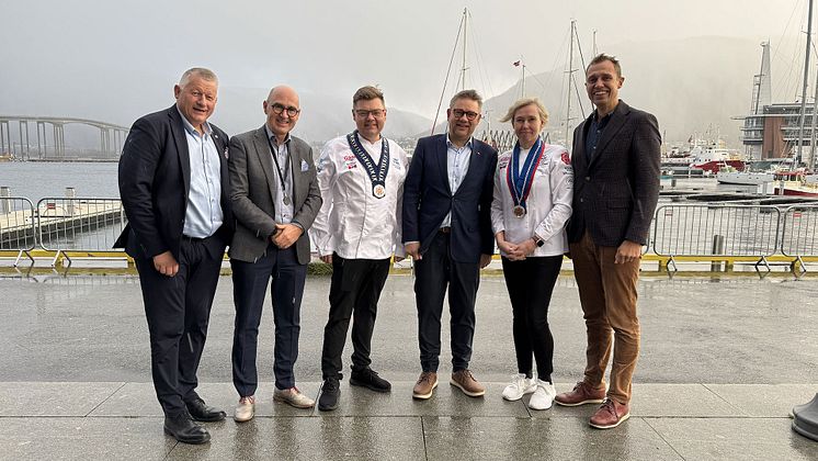 Avtalesignering NKL-gruppebilde utenfor kystens hus