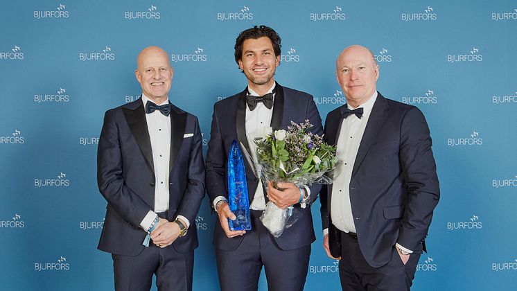 Daniel Adelsson (mitten) från Bjurfors Mölndal är Årets Bjurforsmäklare 2024. 