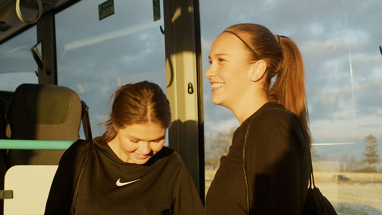 Tjejer på buss.jpg