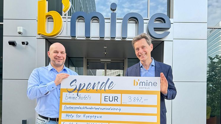 Scheckübergabe vor dem b'mine Frankfurt