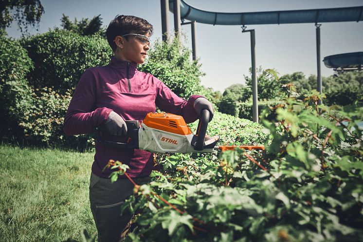 126796_STIHL_HSA_140_Anwendung_1_EU - usable RoW.jpg