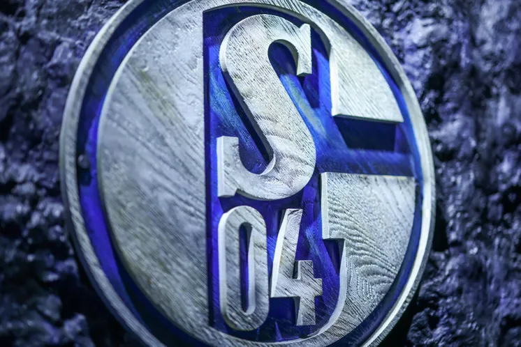 S04-Logo auf Kohlewand. 