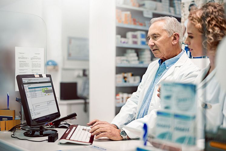 IMG4054_01_DK_Pharmacists-administering-medicine.jpg