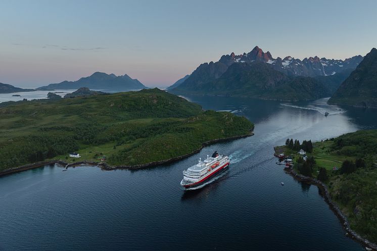 MS Richard With sailing in Raftsundet. Photo Espen Mills.jpg