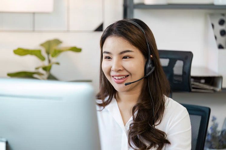 professional-call-center-agent-providing-customer-2024-07-31-17-53-02-utc.webp