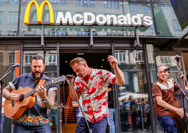 “Mit Mecces um die Welt” feiert McDonald’s Deutschland mit Rockabilly-Star Dick Brave dessen höchstes Konzert aller Zeiten.
