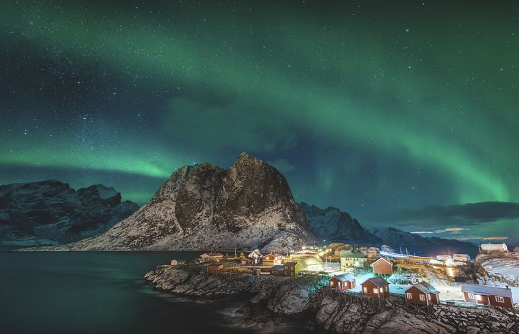 Village_Lofoten_Hamnoy_in_Northern_Lights_Norway_HGR_116491_1920_Photo_Stian__Klo.jpg