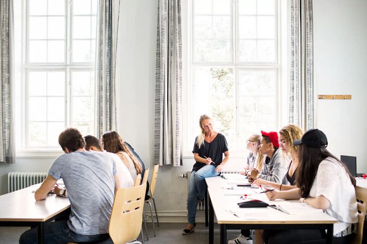 teacher-and-students-14-15-in-classroom-2023-11-27-05-05-11-utc.webp