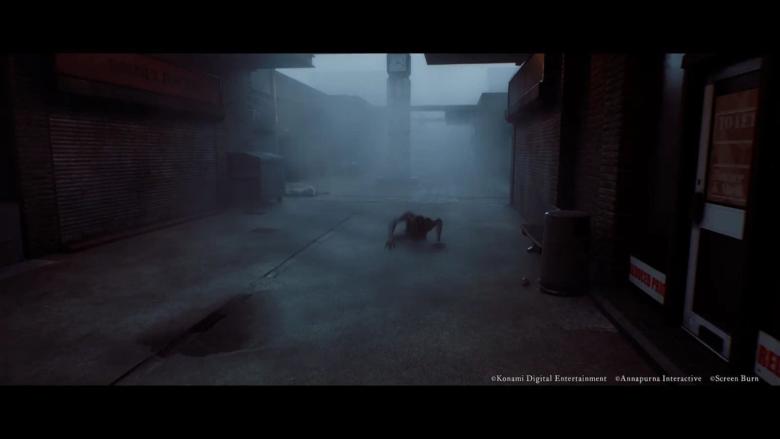 Criatura rastejante em rua coberta pela névoa em Silent Hill Townfall