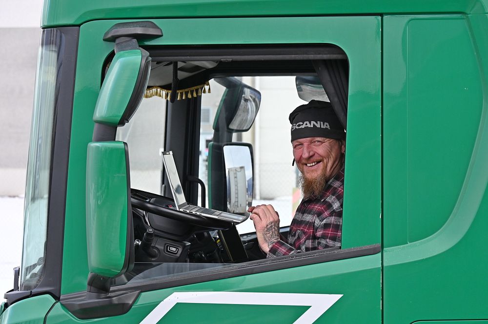 Ammattikuljettaja Juha Helmiseltä ei tarvitse kysellä suosikkiautoa. Se lukee otsassa.