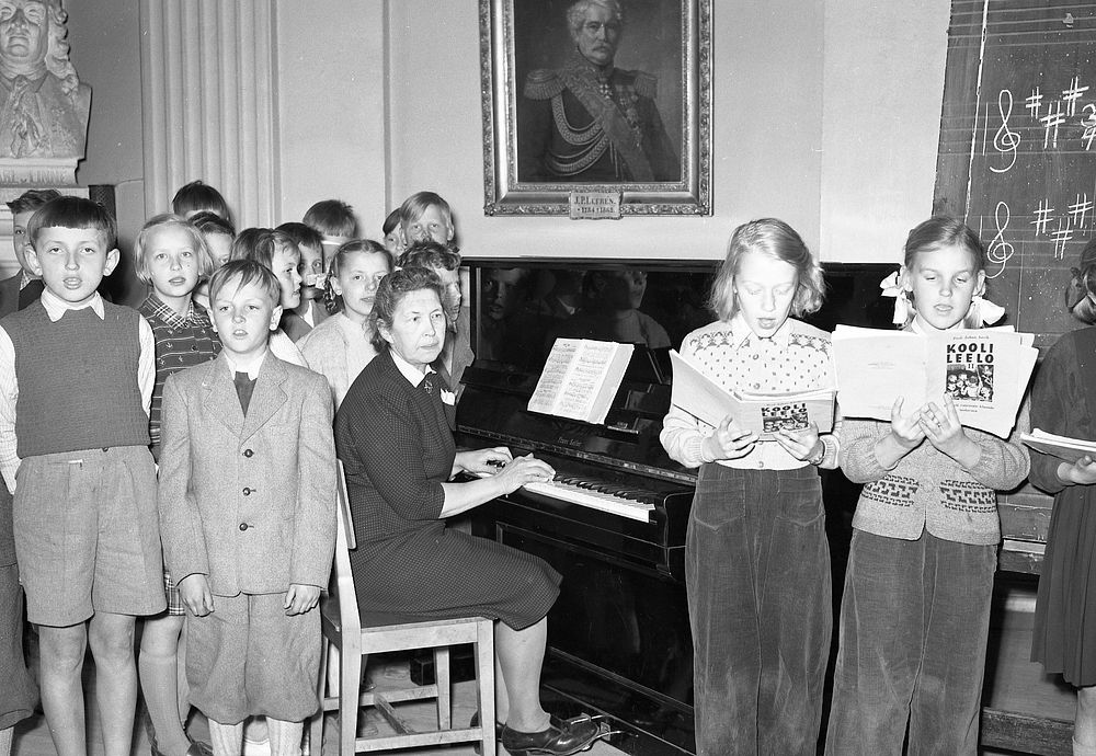 Musik med lärare Hilda Nerep. Elever Tiit Keskküla, Jüri Nerep, Reet Tombach Vaigur, Merike Hiielo, Hele Mall Jänes Foto: Harald Perten