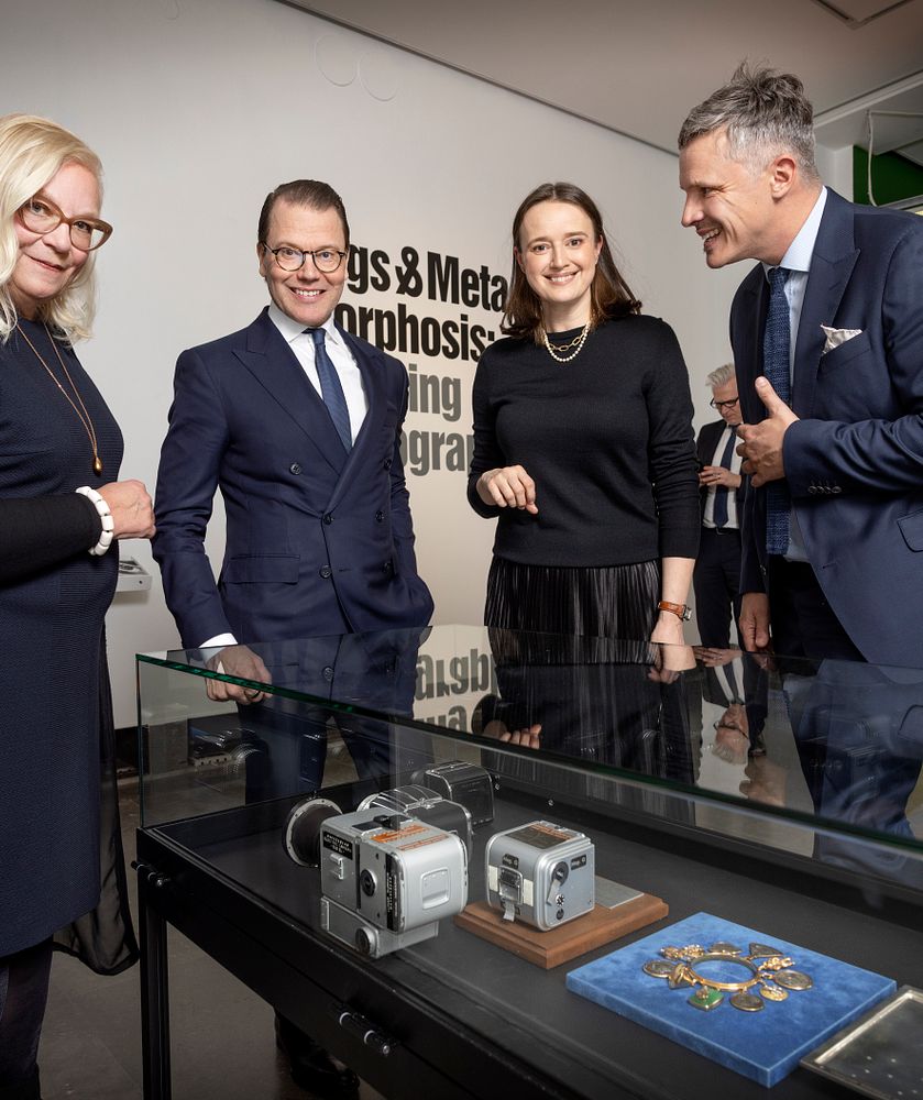 Prins Daniel tillsammans med Christina Backman, Dragana Vujanovic Östlind och Kalle Sanner från Hasselbladstiftelsen