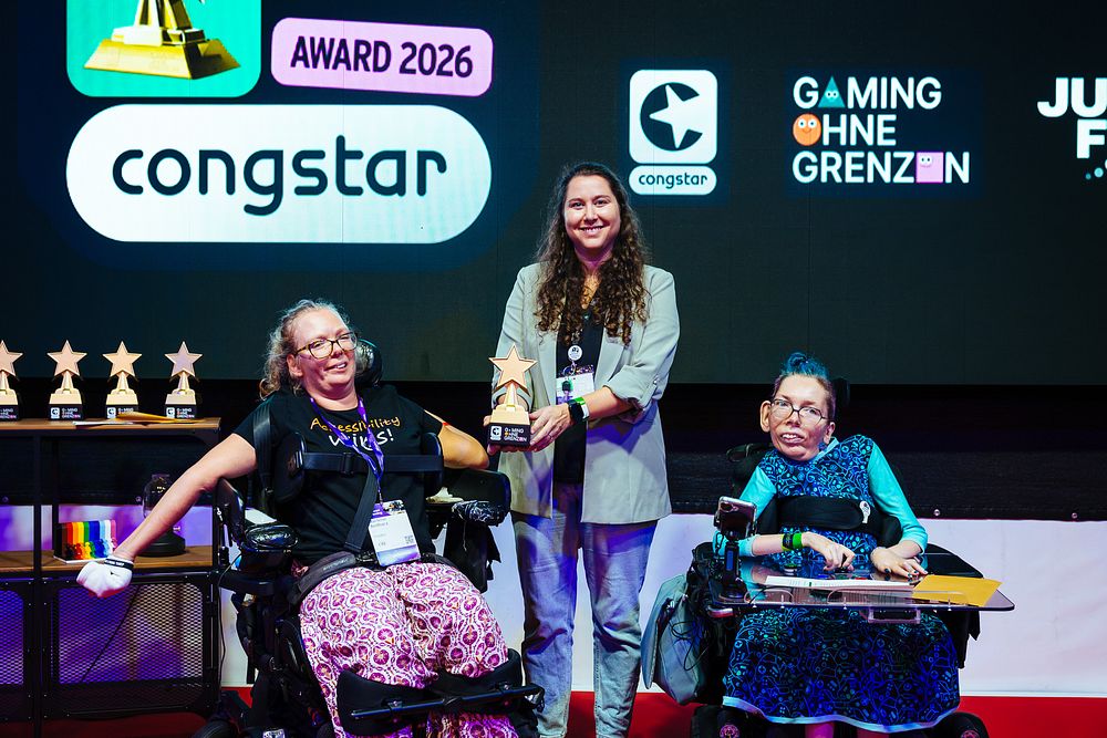 Glückliche Siegerin: Die Personality-Award-Gewinnerin Melanie Beilharz (links) hat den Preis von Saskia Moes (mitte) und Melanie Eilert (rechts) verliehen bekommen. Martin Scherag Fotografie / Copyright: congstar