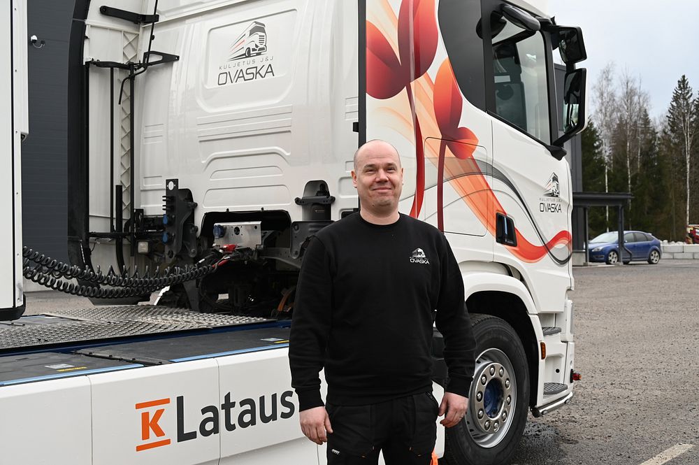 — Asiakkailta on tullut hyvää palautetta sähkökuorma-autosta, äänihaittakin hävisi. Ajajien mielestä auto on tosi kuljettajaystävällinen, Veli-Petteri Ovaska kertoo.