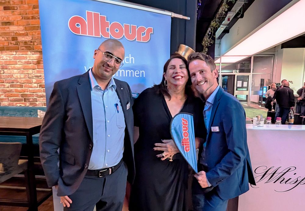 Freute sich, bei der Reisemesse in Hannover dabei zu sein: Yudelka Lopez, Dominican Republik Tourist Board, mit Ibrahim Er Rahhaoui (l.) und Yannik Umlauf vom alltours Vertriebsaußendienst.