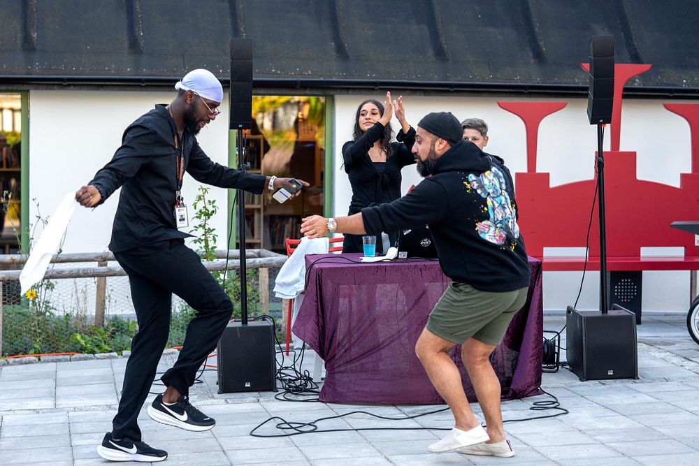 En grupp unga män som dansar på en trottoar.