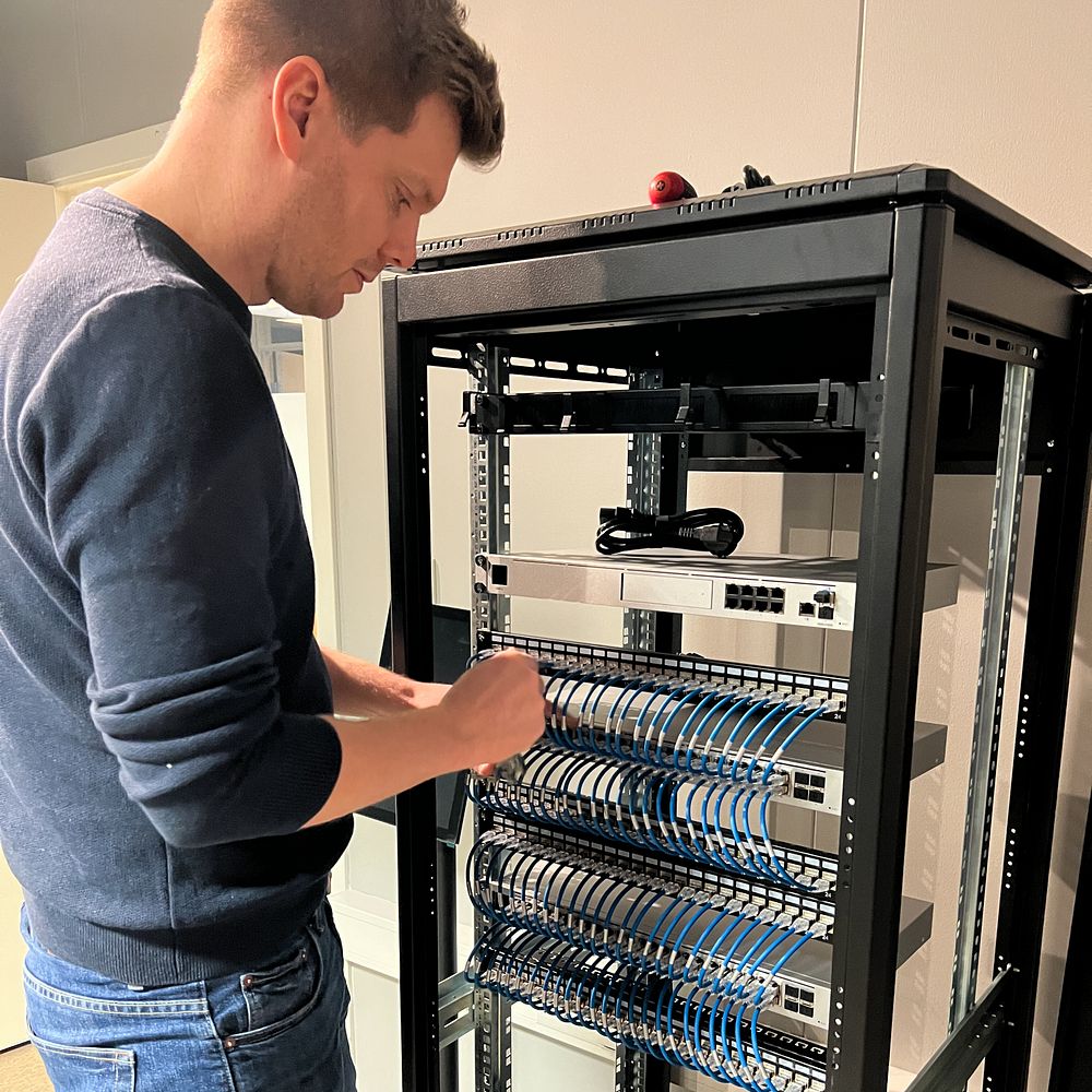 Erlend plugger inn slimpatch fra LinkIT i et patchepanel.