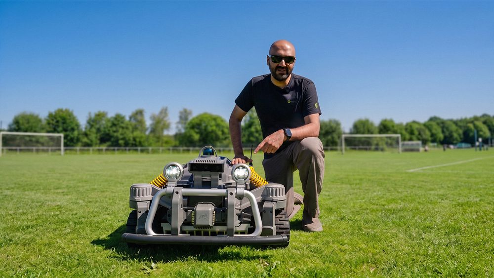 Wahid Raziullah, vice vd för DataNova Sweden presenterar Mammotion Maston för första gången i Sverige.