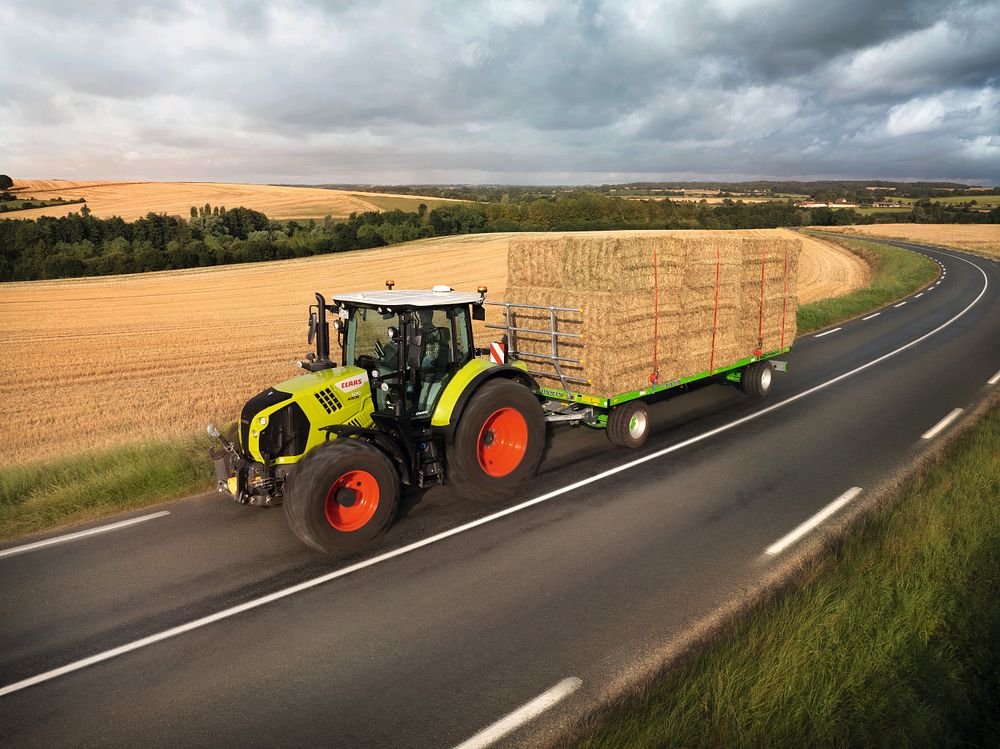 The automatic trailer stretch brake assists with transport operations and work with slurry tanks and balers on sloping sites.