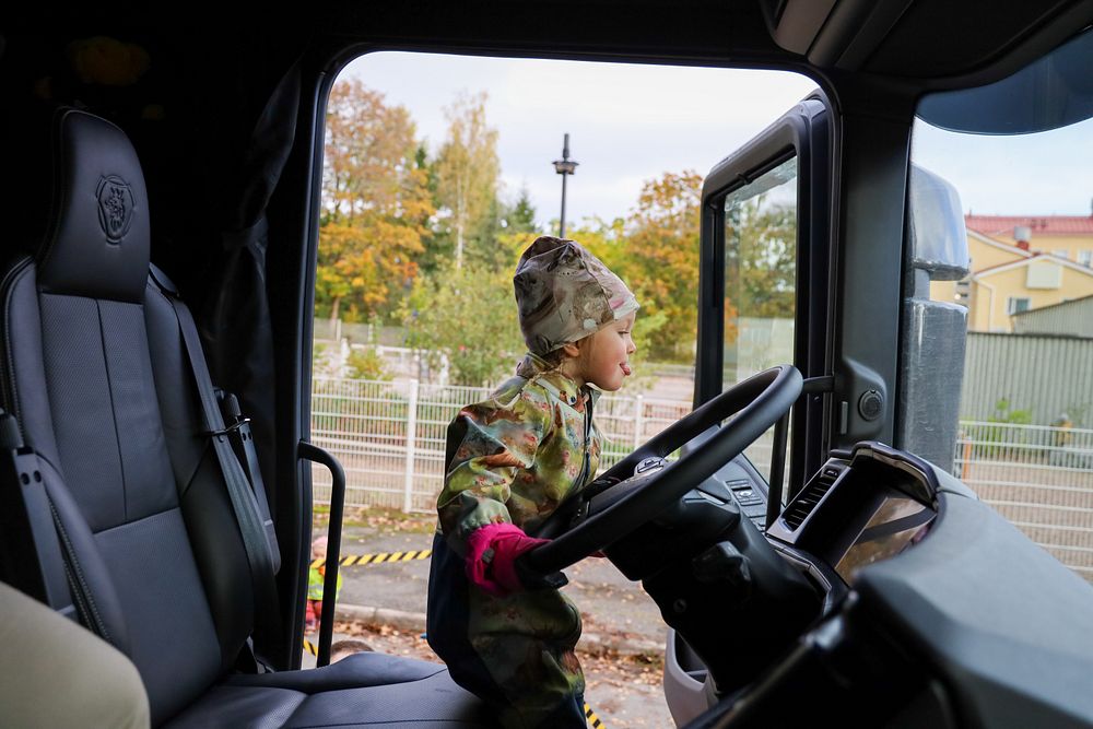 Hytissä Scanian sopimuspalvelujen tuotepäällikkö Janne Lauttia kertoi kuorma-autoista ja lapset saivat itse katsoa, mitä peileistä näkyy.