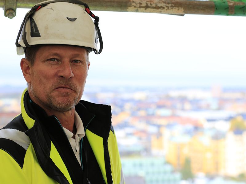 Thomas Harryson, projektledare på Xervon. Byggarbetare i vit skyddshjälm och varselkläder.